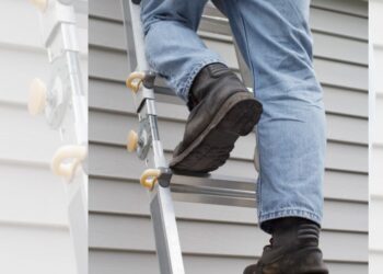 Smrtna nesreča na območju Ptuja: Starejši moški padel z lestve