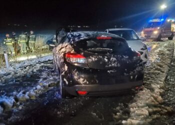 Huda prometna nesreča pri Kamniku: Umrla sopotnica v enem od vozil