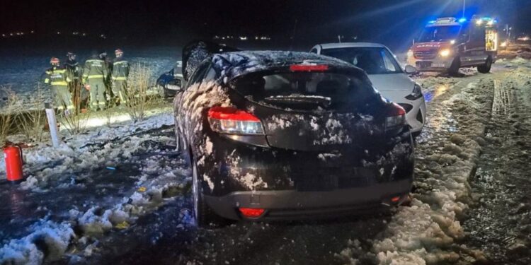 Huda prometna nesreča pri Kamniku: Umrla sopotnica v enem od vozil