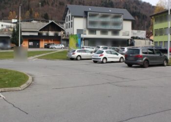 Poziv mimoidočim na Jesenicah: Pomagajte pri iskanju voznika, ki je trčil v peško