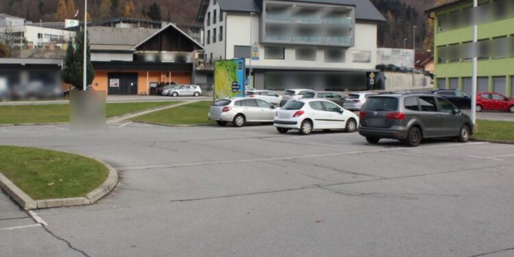 Poziv mimoidočim na Jesenicah: Pomagajte pri iskanju voznika, ki je trčil v peško