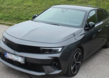 Policija razkrila tihotapske mreže: Kar deset migrantov v enem avtu