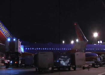 Potniško letalo zaradi streljanja prizemljeno