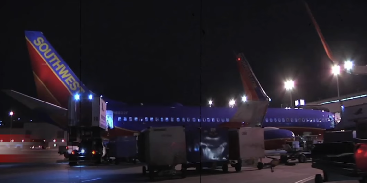 Potniško letalo zaradi streljanja prizemljeno