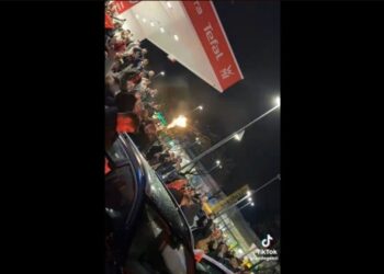 Albanske zastave v BTC-ju: Motili promet, streljali v zrak in uporabljali pirotehniko (FOTO)