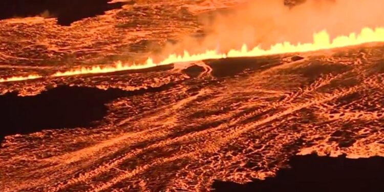 Vulkan na Islandiji znova izbruhnil: Evakuirali vas Grindavik in Modro laguno (FOTO)
