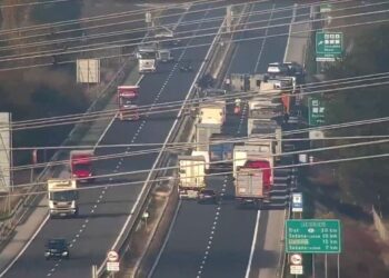 Nesreča na avtocesti Gabrk–Sežana: Tovornjak izgubil dva avtomobila s prikolice (FOTO)