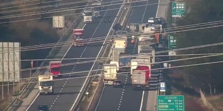 Nesreča na avtocesti Gabrk–Sežana: Tovornjak izgubil dva avtomobila s prikolice (FOTO)