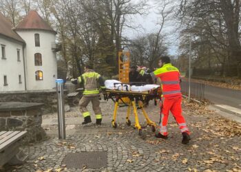 Reševalci na Fužinah iz reke rešili žensko, dogajanje se še razvija (FOTO)