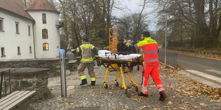 Reševalci na Fužinah iz reke rešili žensko, dogajanje se še razvija (FOTO)