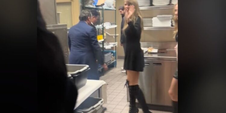 Taylor Swift presenetila oboževalce: Restavracijo zapustila skozi kuhinjski izhod (VIDEO)