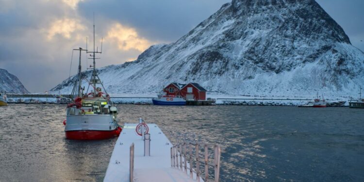 Nevsakdanji incident: Ameriško jedrsko podmornico ujeli norveški ribiči