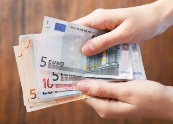 Skok bruto plač v javnem sektorju: Skupna masa lani dosegla skoraj 5,6 milijarde evrov