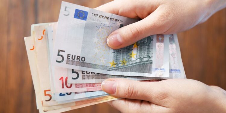 Skok bruto plač v javnem sektorju: Skupna masa lani dosegla skoraj 5,6 milijarde evrov