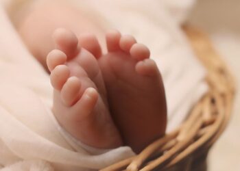 Je novorojenčica brutalno umorjena zaradi časti in sramu očetove družine?