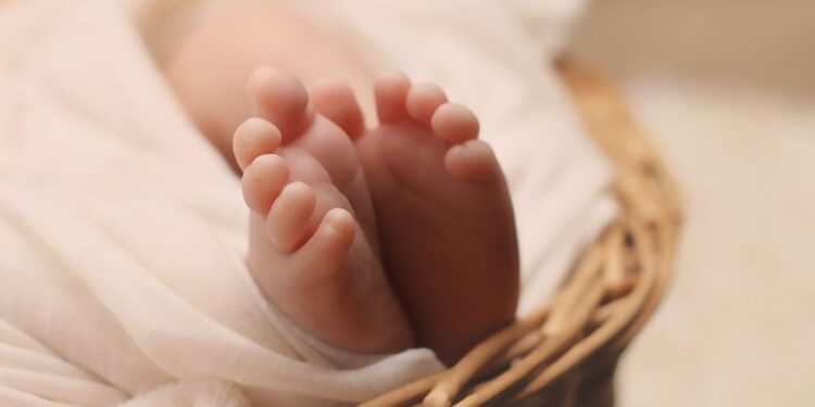 Je novorojenčica brutalno umorjena zaradi časti in sramu očetove družine?