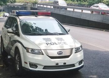 Voznik v Hunanu zapeljal v množico pred šolo: Več ranjenih