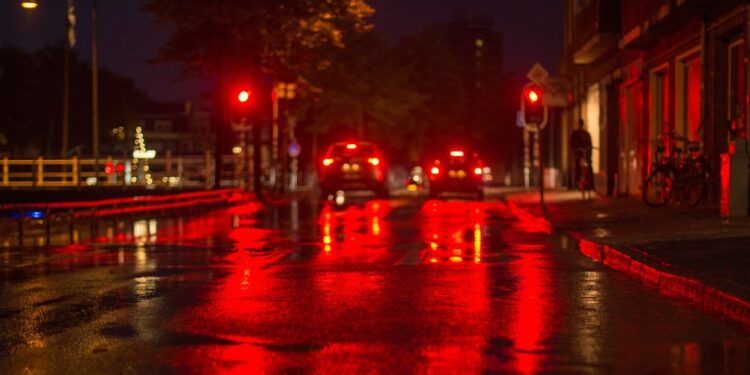 Pametni semaforji v Ljubljani: Rdeča luč opozarja pešce z mobilniki