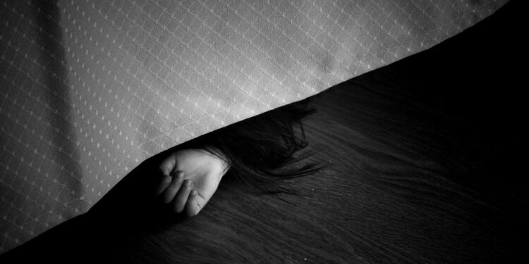 Mati obglavila svoja otroka, mož našel trupla v hiši