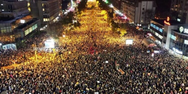 Novi Sad v objemu protestov: Tragedija sprožila nasilne demonstracije (VIDEO)