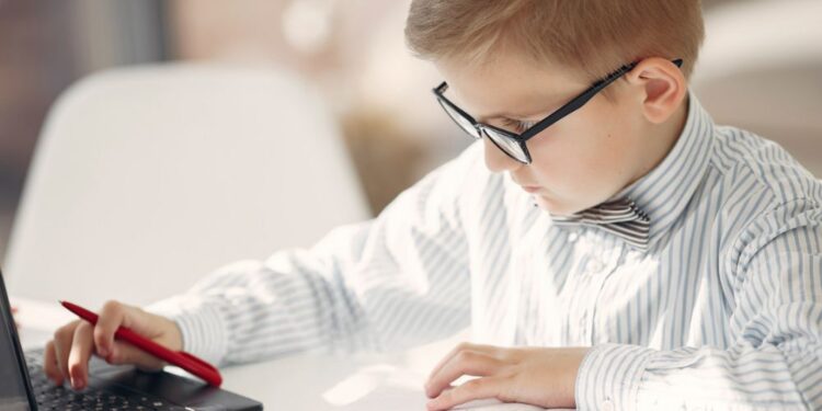 Sedemletni ‘čudežni deček’ iz Rusije že prejel ponudbo za službo