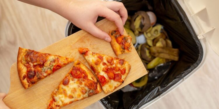 Kakšno količino hrane zavržemo Slovenci vsako leto?