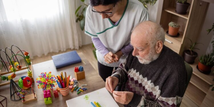 Novo zdravilo za Alzheimerjevo bolezen: Ema podala zeleno luč za upočasnitev napredovanja