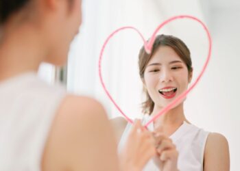 Moč ljubezni do sebe: Kako spremeniti misli in pozdraviti telo