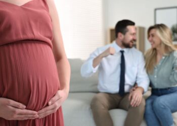 Italija uvedla strogo prepoved nadomestnega materinstva – tudi v tujini