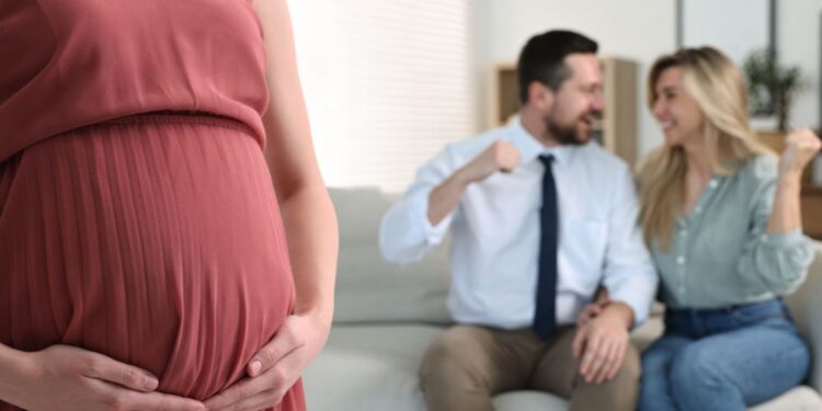 Italija uvedla strogo prepoved nadomestnega materinstva – tudi v tujini