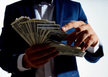 Bogastvo milijarderjev se v desetih letih podvojilo, doseženo rekordnih 14 bilijonov dolarjev