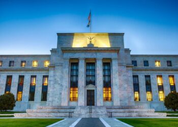 Počasen tempo zniževanja: Fed napoveduje previdnost pri obrestnih merah