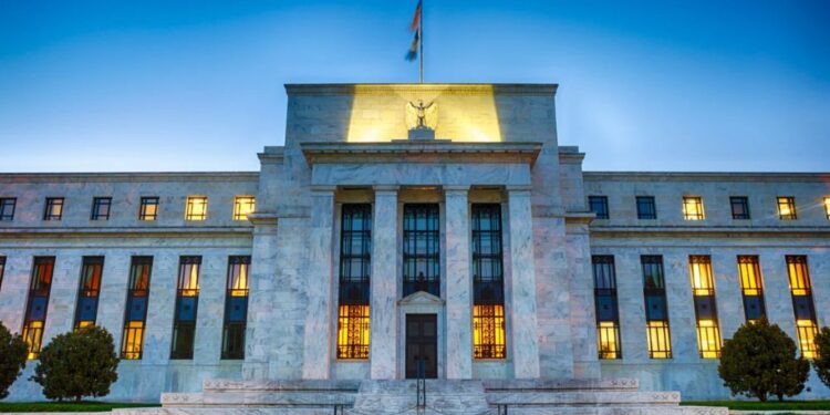 Počasen tempo zniževanja: Fed napoveduje previdnost pri obrestnih merah