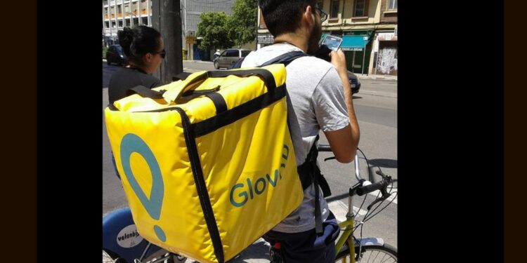 Glovo po več kaznih spreminja poslovni model: Dostavljavci v Španiji postajajo zaposleni
