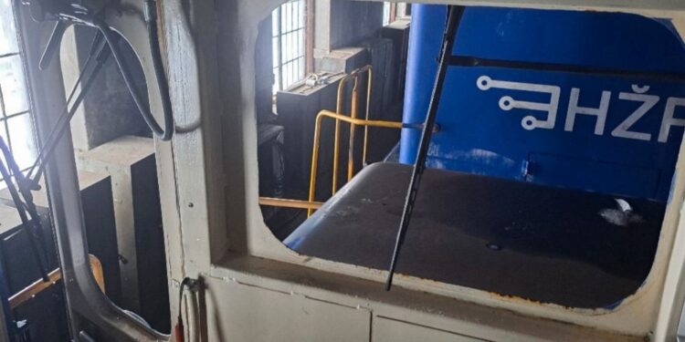 Potniki ujeti v snegu: Vlak obstal na poti med Zagrebom in Splitom