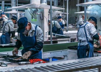 Trg dela pod pritiskom: Več brezposelnih, manj prostih delovnih mest