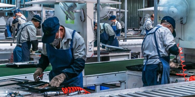 Trg dela pod pritiskom: Več brezposelnih, manj prostih delovnih mest