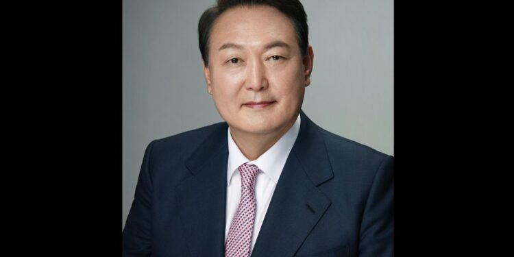 Južna Koreja v političnem kaosu: Bo predsednik Jun odstopil ali ga bo odstavilo parlament?