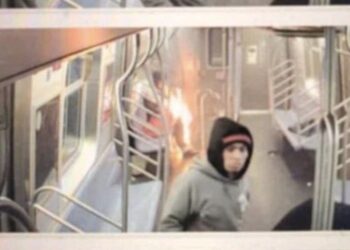 Grozljiv zločin v New Yorku: Spečo žensko zažgal na vlaku (VIDEO)