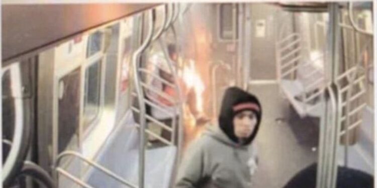 Grozljiv zločin v New Yorku: Spečo žensko zažgal na vlaku (VIDEO)