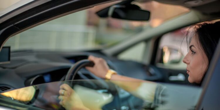 Prometna nesreča zaradi alkohola in drog: 25-letnica ostala brez vozila