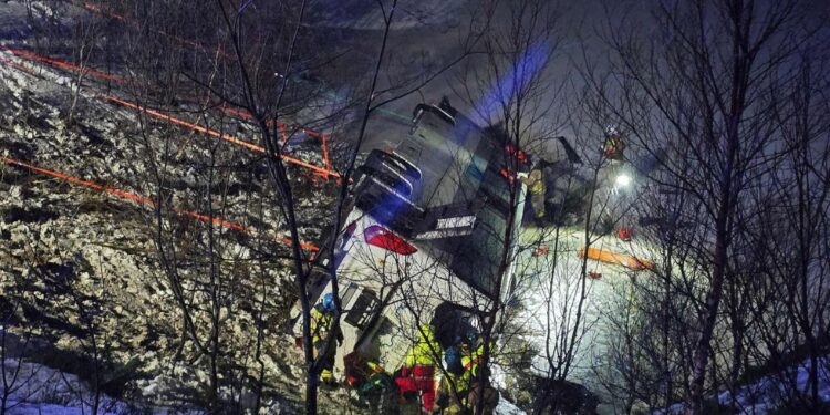 Avtobus zdrsnil v jezero: Snežni vihar terjal smrtne žrtve na Norveškem (VIDEO)