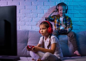 Kako otroka odvrniti od zaslona? Preprosta metoda francoske psihologinje