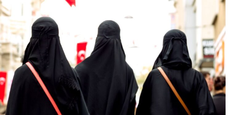 Afganistan: Talibani ukazali zakritje oken, ki omogočajo pogled na ženske