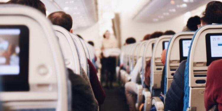 Turško letalo imelo težave pri pristajanju na Brniku, poškodovan potnik