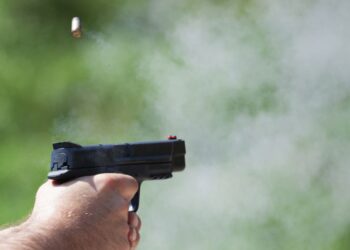 Pirotehnika in naboji v Brezju: Policijska preiskava v teku