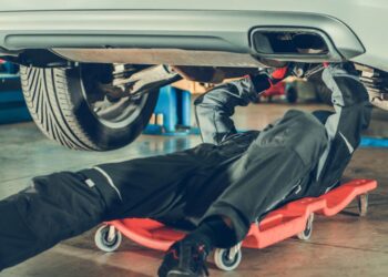 Med popravilom avtomobila v delavnici pri Krškem padel avto in ubil 24-letnika