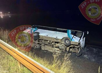 Prometna nesreča pri Poreču: Pijan voznik zapeljal v avtobus, ki je končal v morju (FOTO)