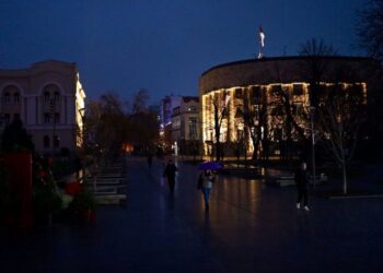 Spor med Banjaluko in vlado Republike Srpske: Župan ugasnil luči pred predsedniško stavbo (FOTO)