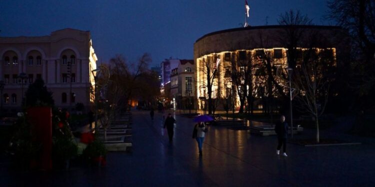 Spor med Banjaluko in vlado Republike Srpske: Župan ugasnil luči pred predsedniško stavbo (FOTO)